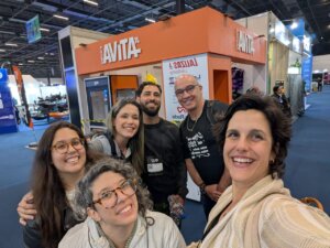 Grupo de participantes no estande da Ativa Náutica durante a Fishing Show Brasil 2025