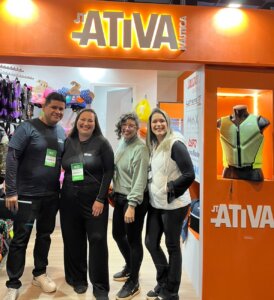 Grupo reunido no estande da Ativa Náutica durante a Fishing Show Brasil 2025