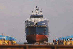 Embarcação de hidrogênio vista de frente em estrutura portuária