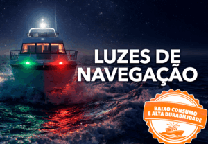 Embarcação navegando à noite com luzes de navegação acesas