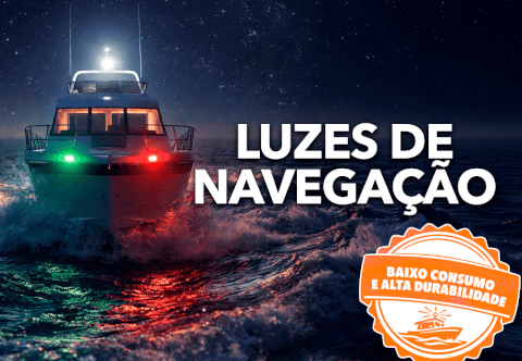 Embarcação navegando à noite com luzes de navegação acesas