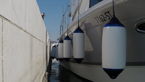 Defensas OCEAN instaladas na lateral de uma embarcação