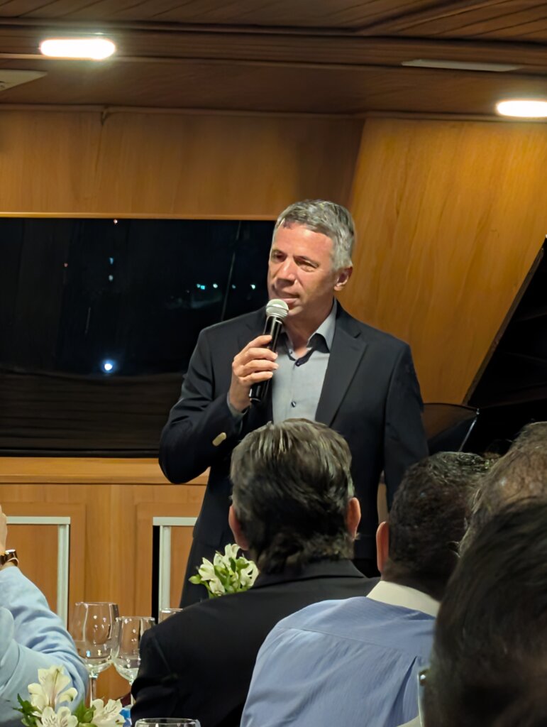 Participante falando ao microfone durante jantar da Marinha do Brasil em Barra Bonita
