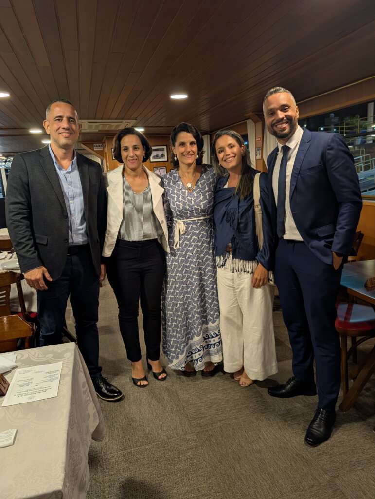 Grupo de participantes durante jantar da Marinha do Brasil em Barra Bonita