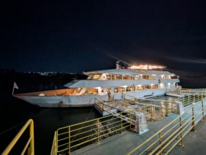 Embarcação iluminada à noite durante evento da Marinha do Brasil