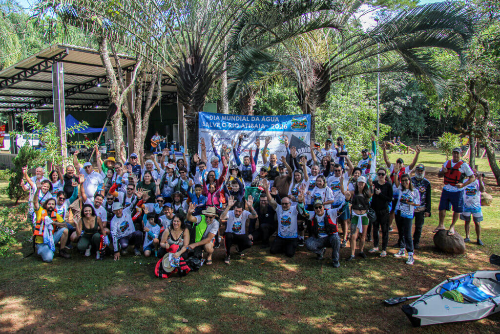 Grupo reunido durante ação ambiental no Rio Atibaia em Paulínia