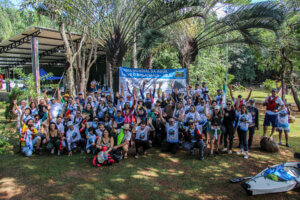 Grupo reunido durante ação ambiental no Rio Atibaia em Paulínia