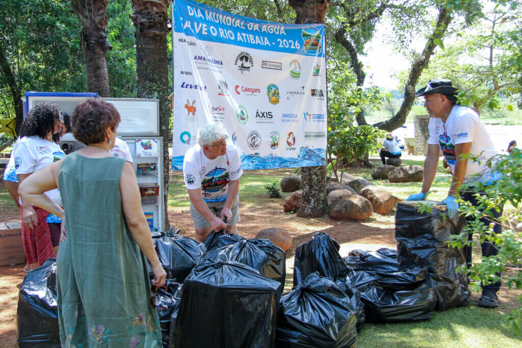 Participantes recolhendo resíduos durante ação ambiental no Dia da Água