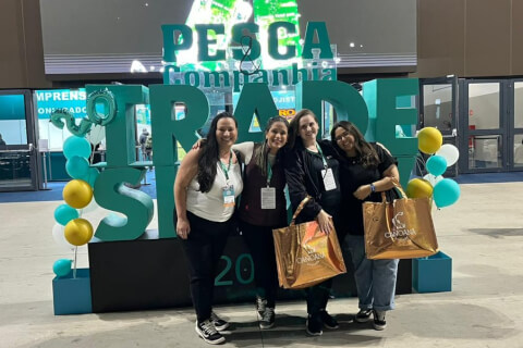 Grupo de participantes em frente à identificação da Pesca Trade Show 2026