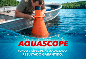 Pessoa utilizando o Aquascope para visualizar abaixo da superfície da água