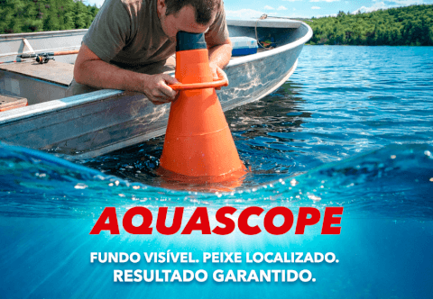 Pessoa utilizando o Aquascope para visualizar abaixo da superfície da água
