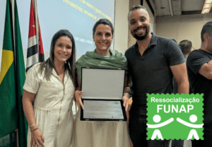 Entrega do Selo de Ressocialização FUNAP com três participantes