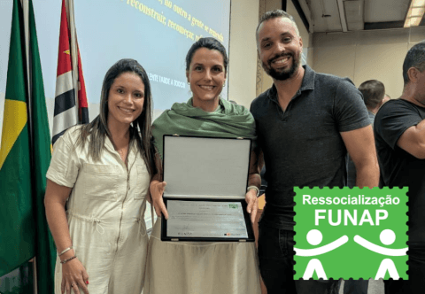 Entrega do Selo de Ressocialização FUNAP com três participantes