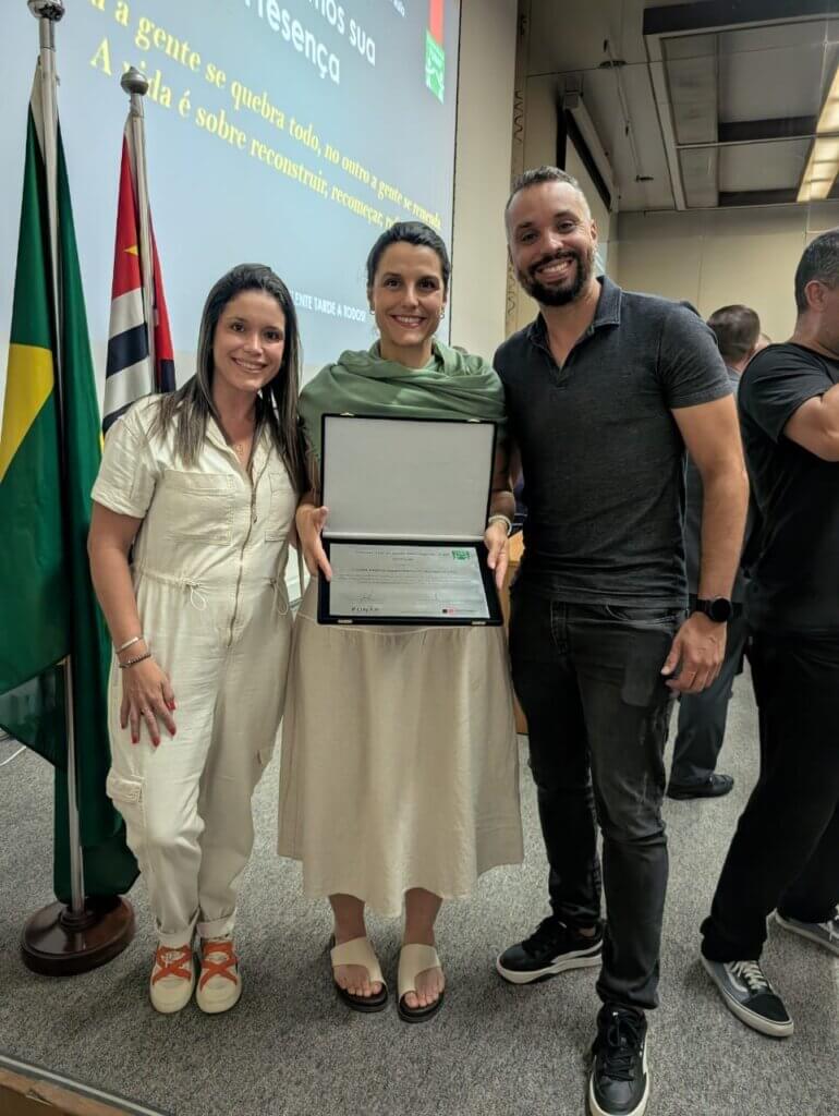 Três participantes durante entrega do Selo de Ressocialização FUNAP