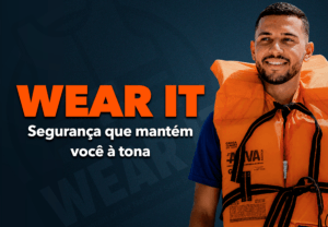 Homem usando colete salva-vidas laranja em arte da campanha Wear It 2026
