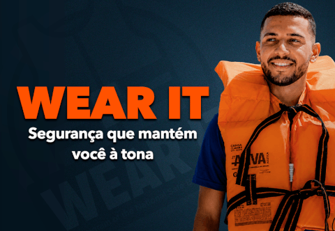 Homem usando colete salva-vidas laranja em arte da campanha Wear It 2026