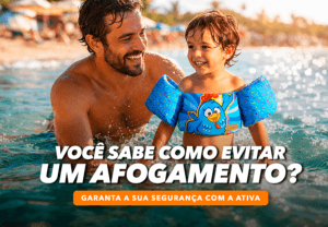 Adulto e criança na piscina durante campanha de prevenção de afogamentos