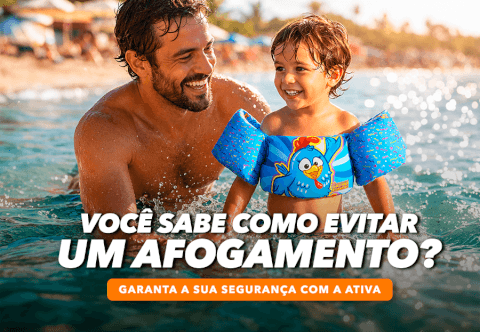 Adulto e criança na piscina durante campanha de prevenção de afogamentos