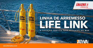 Duas linhas de arremesso LifeLink Lalizas amarelas sobre o convés de uma embarcação